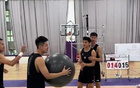 北控男篮训练场上的瑜伽球猫鼠游戏